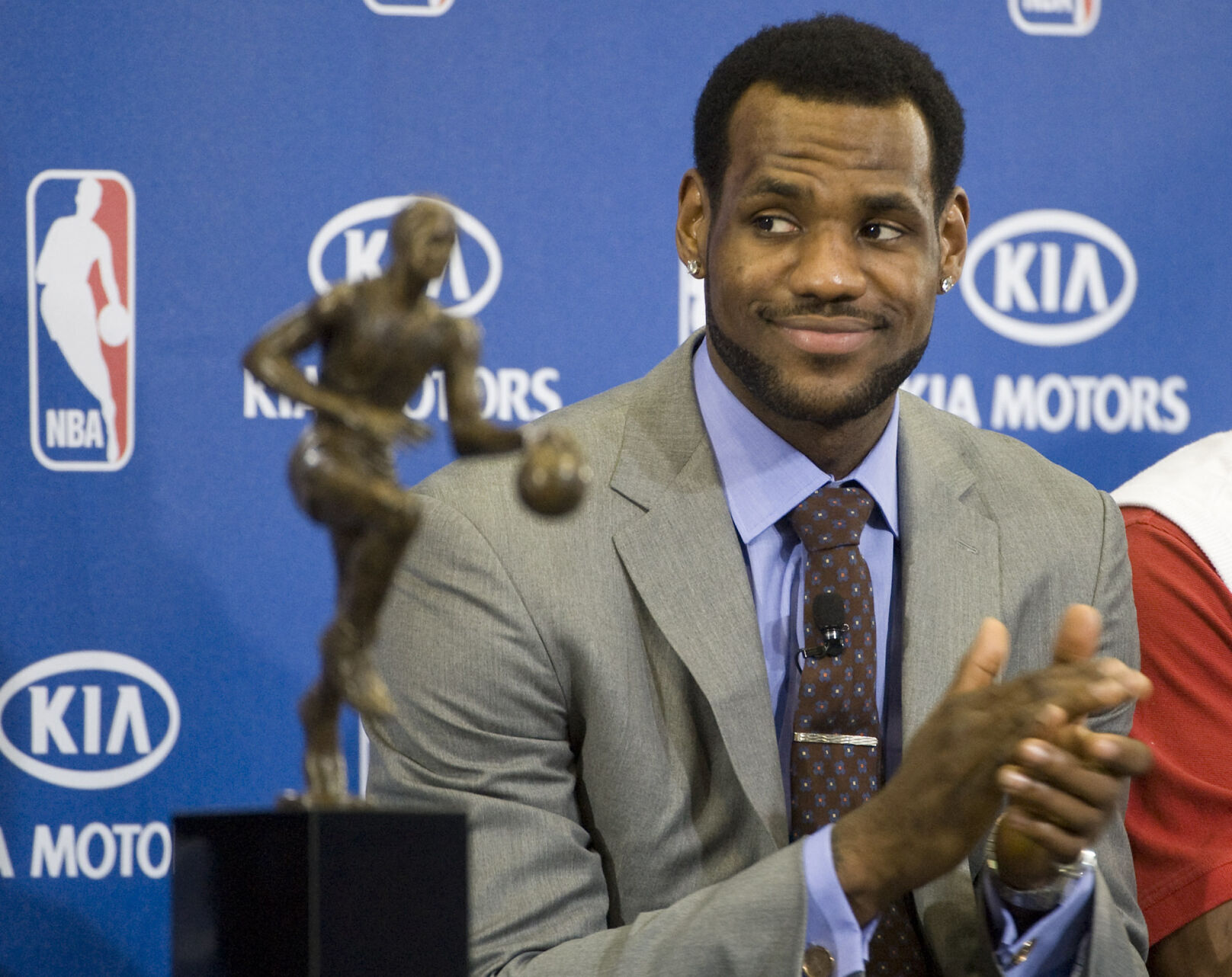 2010: Cleveland's LeBron James becomes 10th player to win consecutive MVP awards